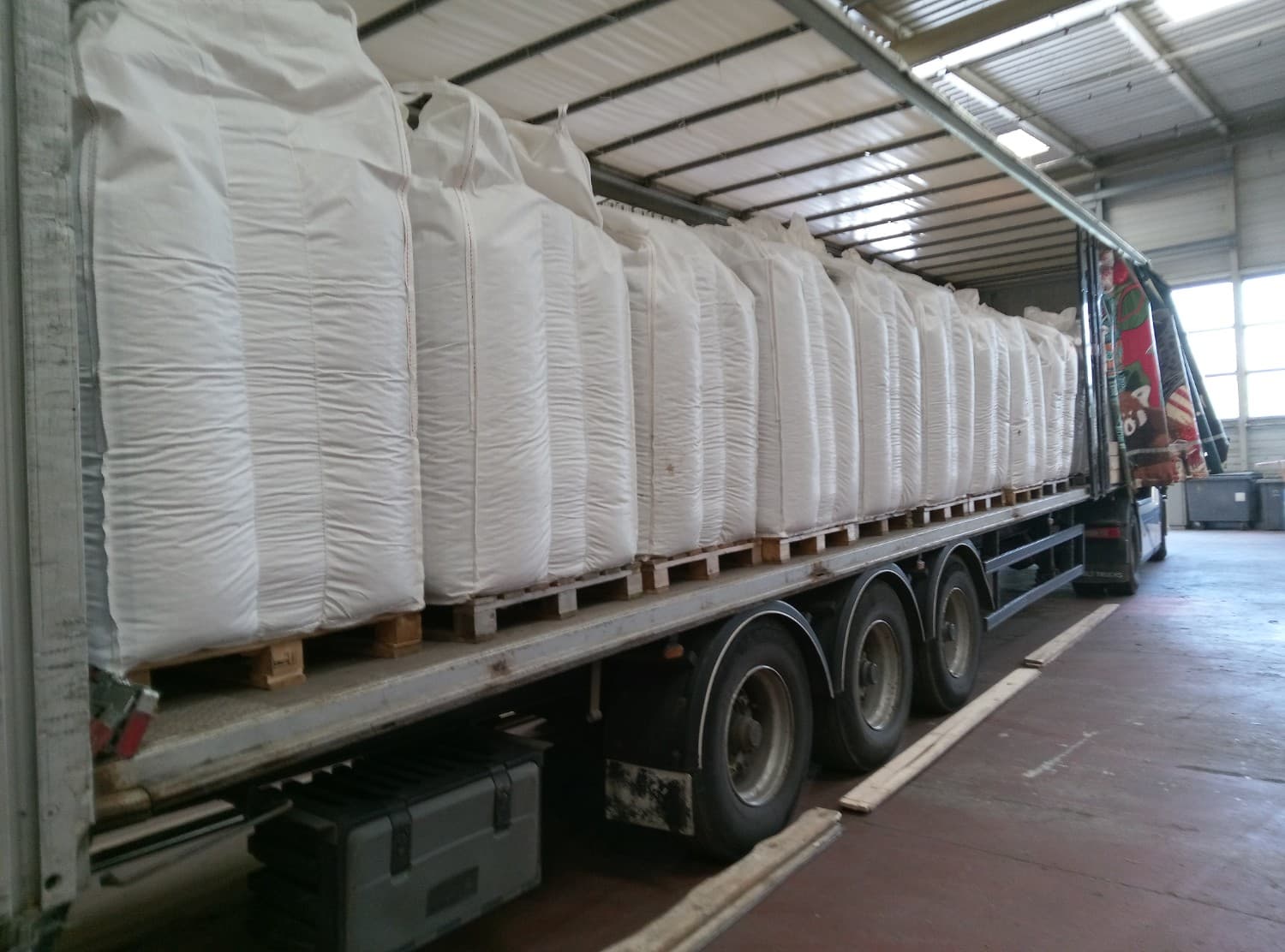 Camion tautliner chargé de big bags de granulés
