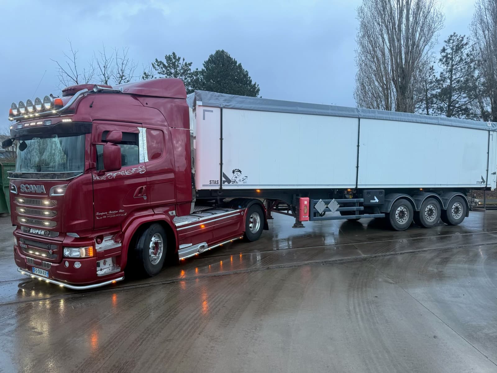 Camion benne fond mouvant Scania pour livraison de granulés en vrac